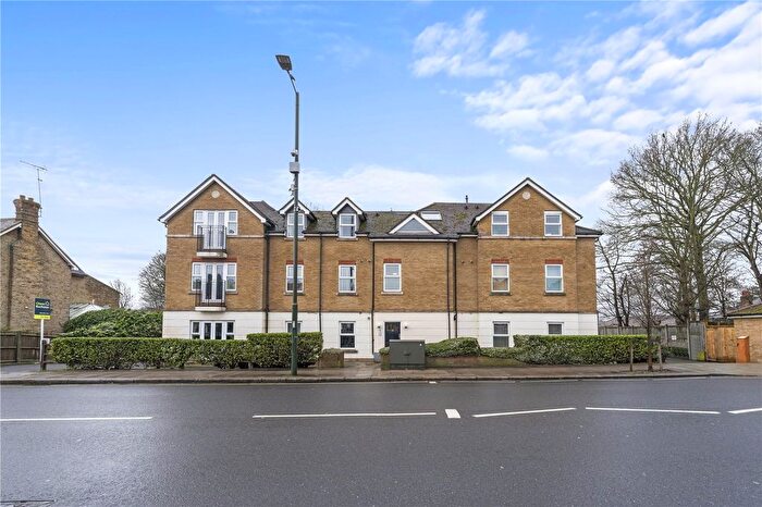 2 Bedroom Flat For Sale In Wellington Road, Hampton, TW12