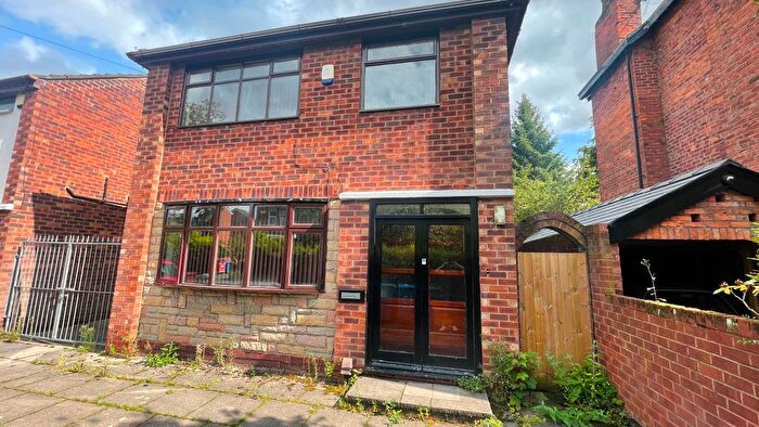 6 Bedroom Semi-Detached House To Rent In Clifton Avenue, Manchester, M14