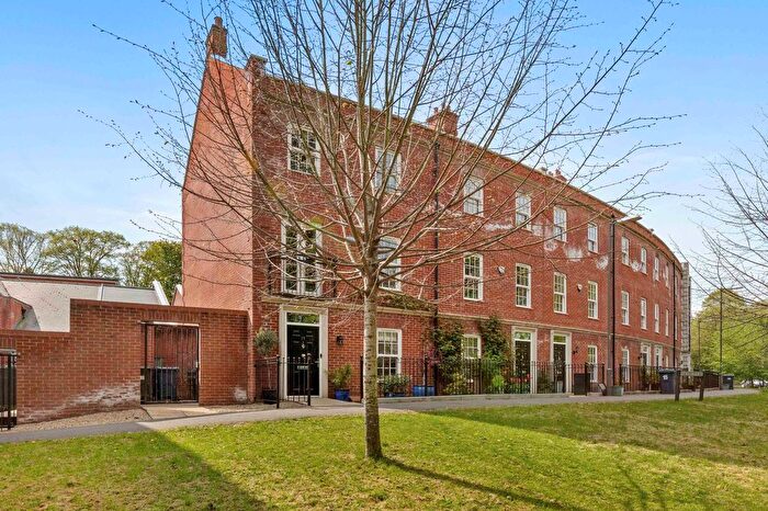 4 Bedroom End Of Terrace House For Sale In Coates Lane, High Wycombe, HP13