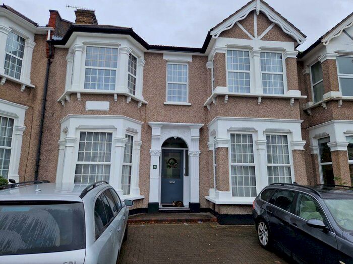 2 Bedroom Flat To Rent In Gants Hill, IG1