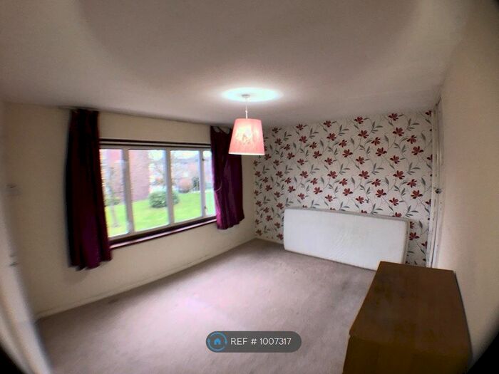 2 Bedroom Maisonette To Rent In Turnpike Link, Croydon, CR0