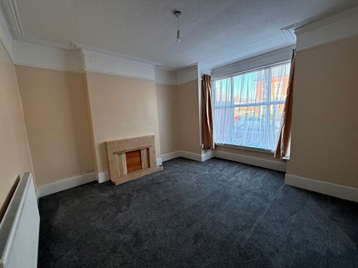 3 Bedroom End Of Terrace House To Rent In Willows Crescent, Balsall Heath, Birmingham, B12