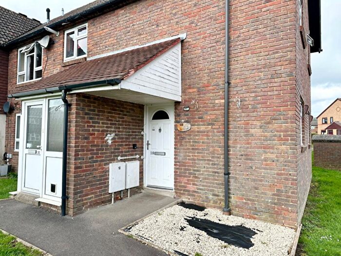 2 Bedroom Flat For Sale In Geales Crescent, Alton, Hampshire, GU34
