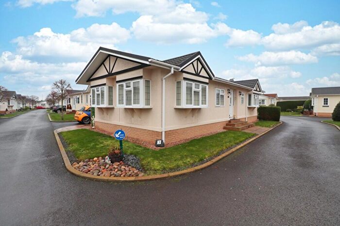 2 Bedroom Park Home For Sale In Regent Circle, Torksey Lock, LN1