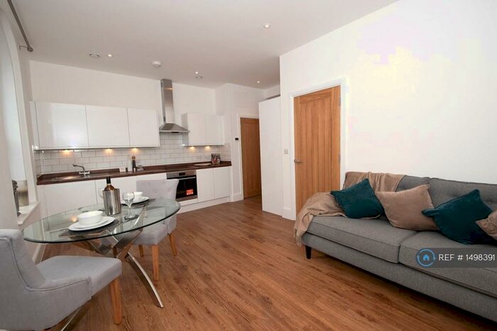 2 Bedroom Flat To Rent In High Street Alton, Alton, GU34