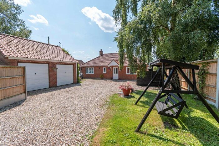 3 Bedroom Detached Bungalow For Sale In Back Lane, Mileham, PE32