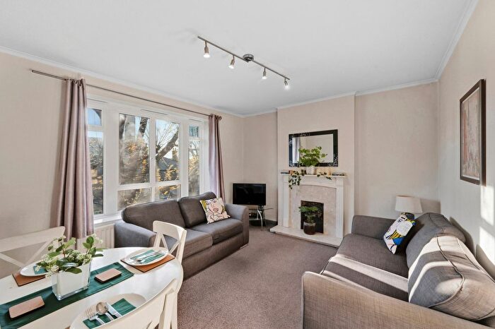3 Bedroom Flat For Sale In Fairfield Drive, The Tonsleys, SW18