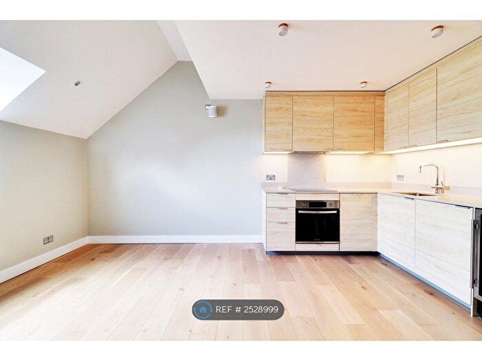 1 Bedroom Flat To Rent In Mount Mews, Hampton, TW12