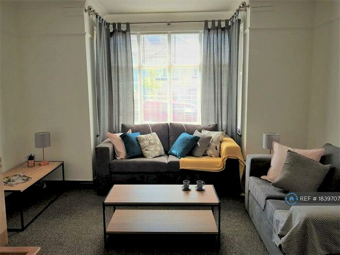 4 Bedroom Semi-Detached House To Rent In Stonebridge Park, Bristol, BS5