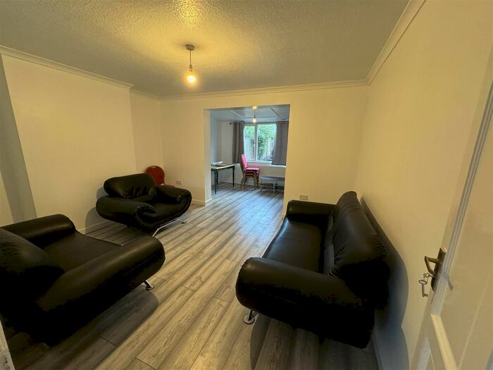 3 Bedroom End Of Terrace House To Rent In Queenswood Avenue, Hounslow, TW3