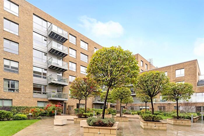 2 Bedroom Apartment For Sale In Compass Court, Smithfield Square, Hornsey, N8