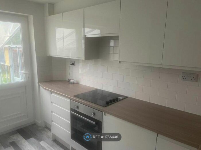 3 Bedroom Semi-Detached House To Rent In Goodrington Close, Banbury, OX16