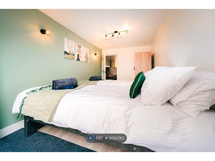 1 Bedroom Flat To Rent In Pennine Way, Harlington, Hayes, UB3