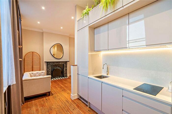 2 Bedroom Apartment For Sale In Craven Road, Newbury, Berkshire, RG14