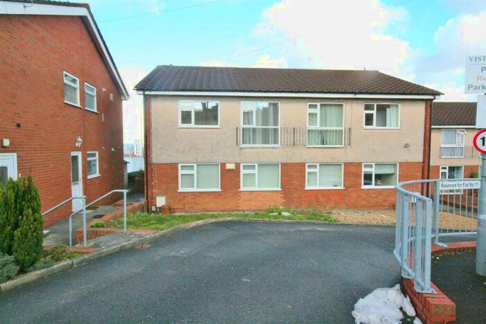 2 Bedroom Apartment To Rent In Vista Court, Northcliffe Drive, Penarth, Vale Of Glamorgan, CF64