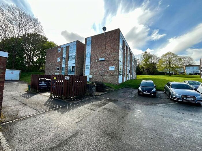 2 Bedroom Flat To Rent In Claybury, Bushey, WD23