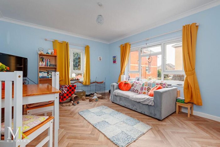 1 Bedroom Flat For Sale In Richmond Park Road, Warwick Court, BH8