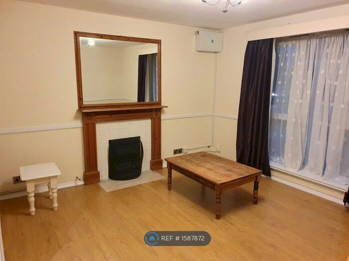 2 Bedroom Flat To Rent In Gosbrook Road, Reading, RG4