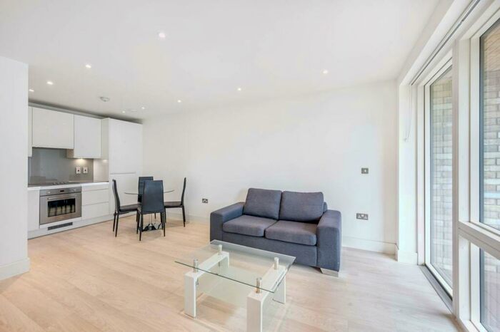 1 Bedroom Flat To Rent In Lakeside Drive, Park Royal, London, NW10