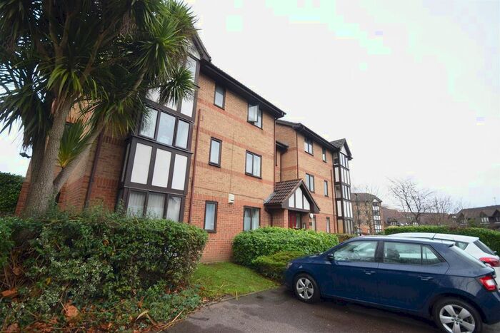 1 Bedroom Flat To Rent In Varsity Drive, Twickenham TW1