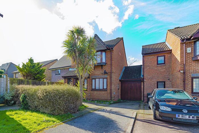 3 Bedroom Link Detached House For Sale In Flag Close, Shirley, Croydon, CR0