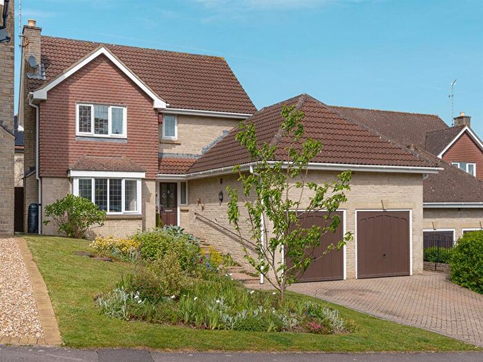 4 Bedroom Detached House For Sale In Erleigh Drive, Chippenham, SN15