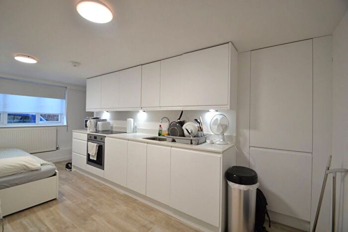 Studio To Rent In Finchley Road, London, NW11