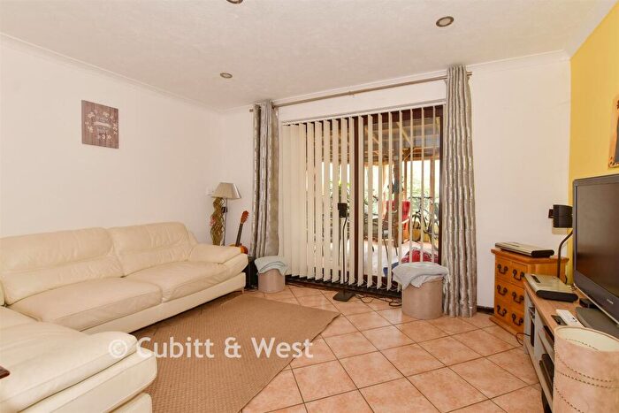 3 Bedroom Detached House For Sale In Oakside Lane, Horley, Surrey, RH6