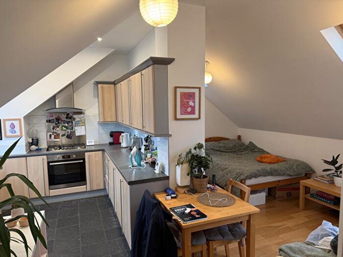 Studio To Rent In Woodside Grove, London, N12