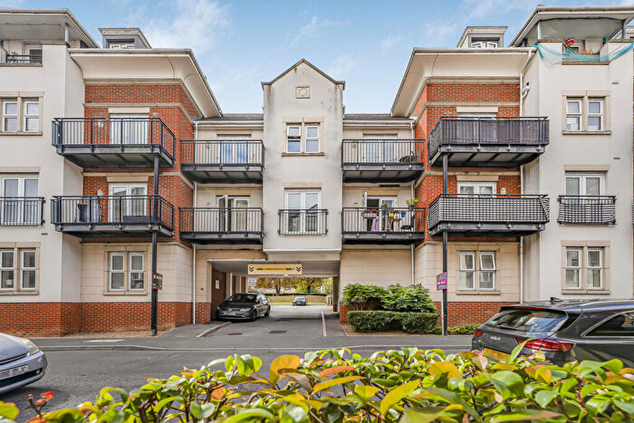2 Bedroom Flat For Sale In Cochrane Drive, Dartford, DA1