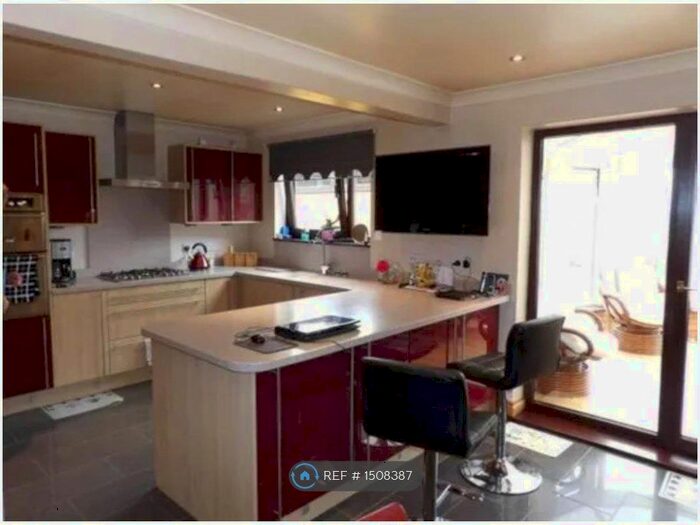 5 Bedroom Detached House To Rent In Favell Drive, Furzton, Milton Keynes, MK4