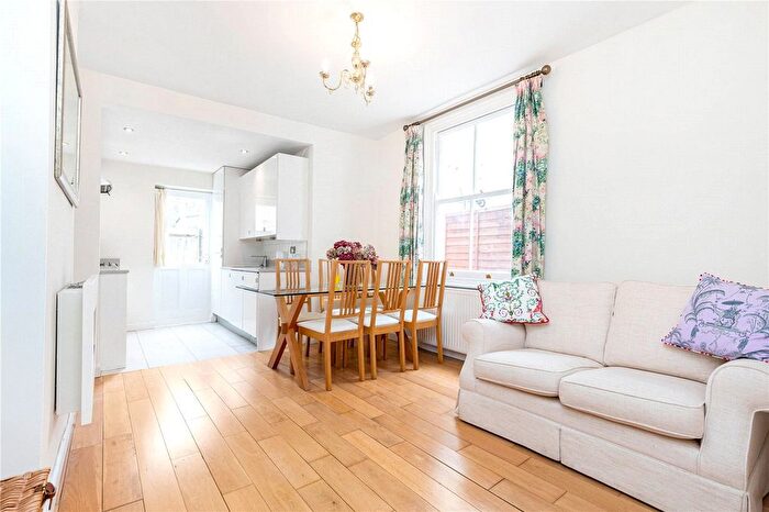 2 Bedroom Flat To Rent In Stephendale Road, Fulham, London, SW6