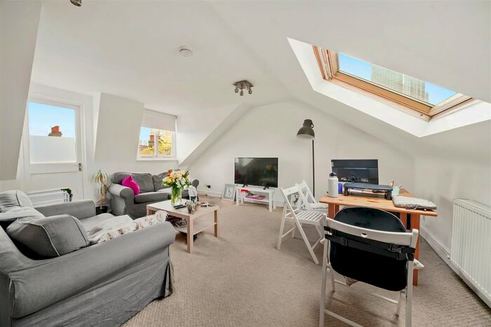 3 Bedroom Flat To Rent In Bonnington Square, London, SW8