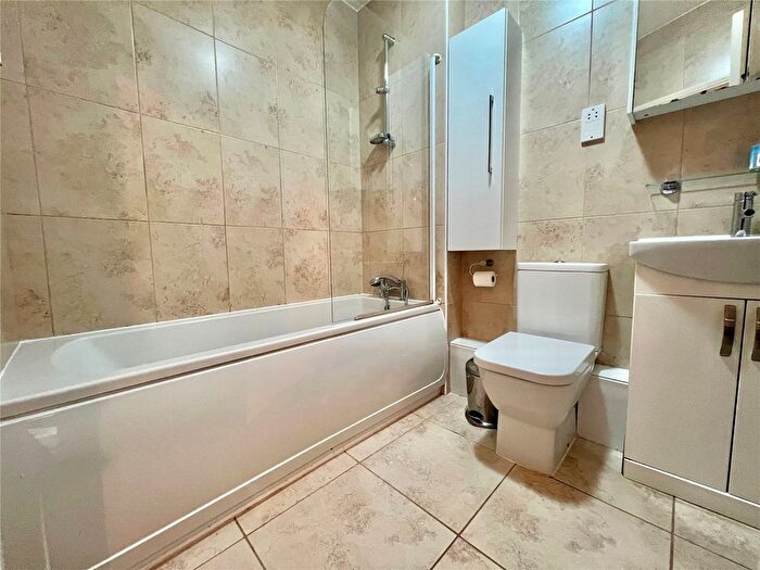 2 Bedroom Flat To Rent In Brownlow Road, London, N11