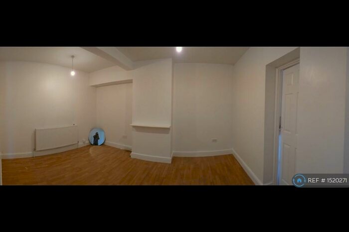 2 Bedroom Flat To Rent In Winmill Road, Dagenham, RM8