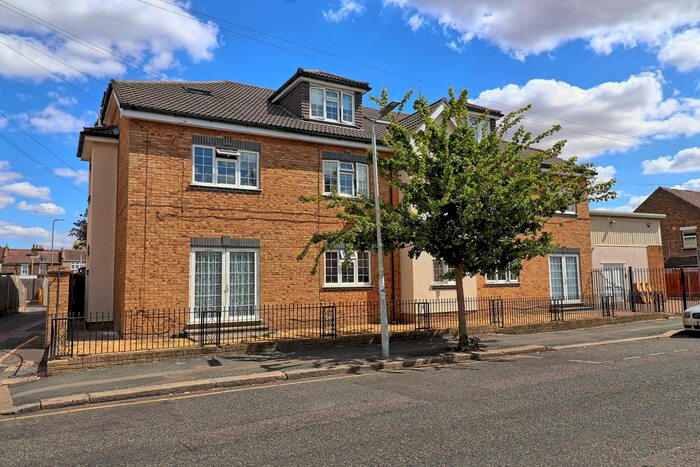 1 Bedroom Flat To Rent In St George's Court, Romford, RM1