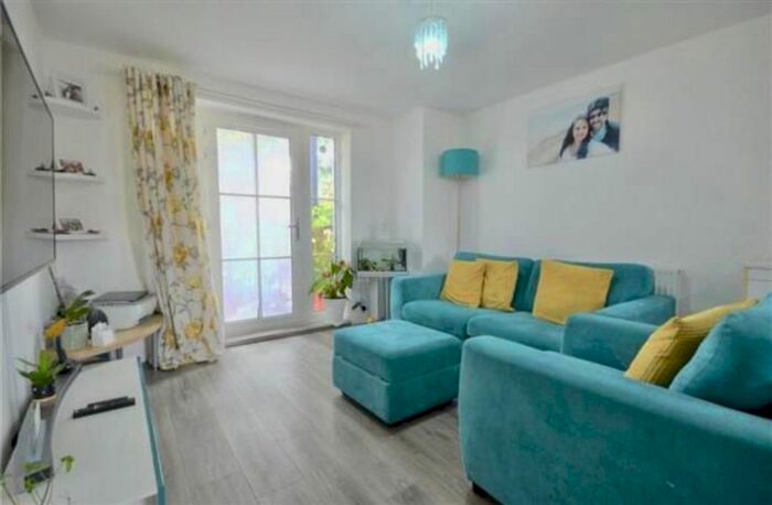 2 Bedroom Flat To Rent In Webber Street, Horley, RH6