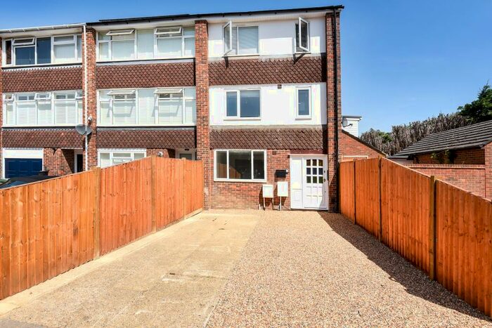 Apartment To Rent In Black Horse Close, Windsor, SL4