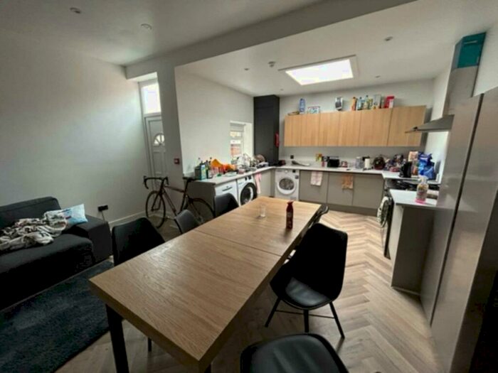 6 Bedroom Terraced House To Rent In Kingswood Road, Manchester, M14