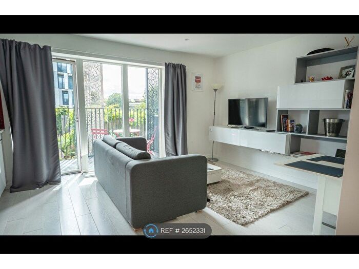 1 Bedroom Flat To Rent In Atkins Square, London, E8