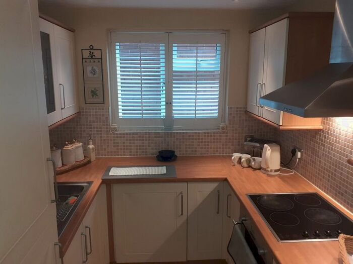 2 Bedroom Flat To Rent In Gables Close, London, SE12