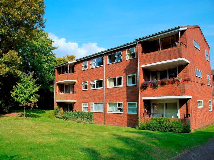 2 Bedroom Flat To Rent In Sherland Court, The Dell, Radlett, Hertfordshire, WD7