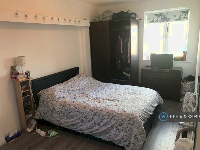 2 Bedroom Flat To Rent In Courtlands, Maidenhead, SL6