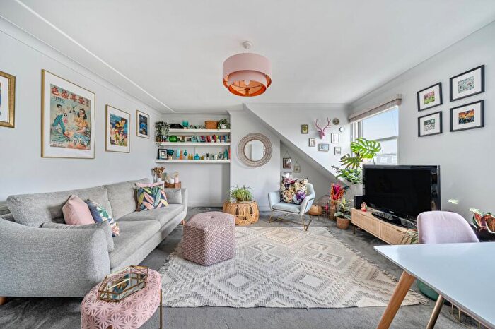 2 Bedroom Flat For Sale In Adolphus Road, Finsbury Park, London, N4