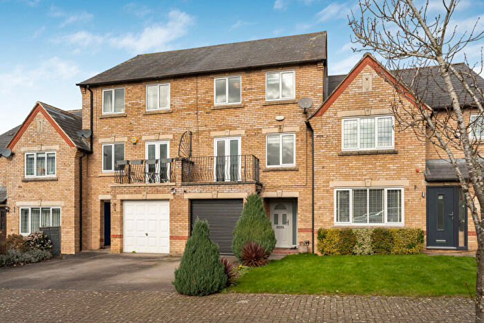 4 Bedroom Town House For Sale In Lucerne Avenue, Bicester, OX26
