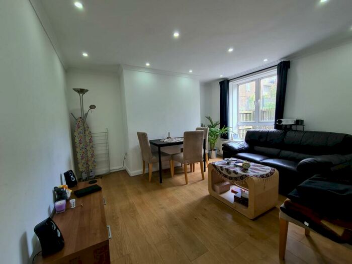 3 Bedroom Flat To Rent In Tennyson House, SE17