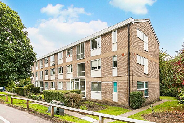 2 Bedroom Flat For Sale In Chertsey Road, Addlestone, Surrey, KT15