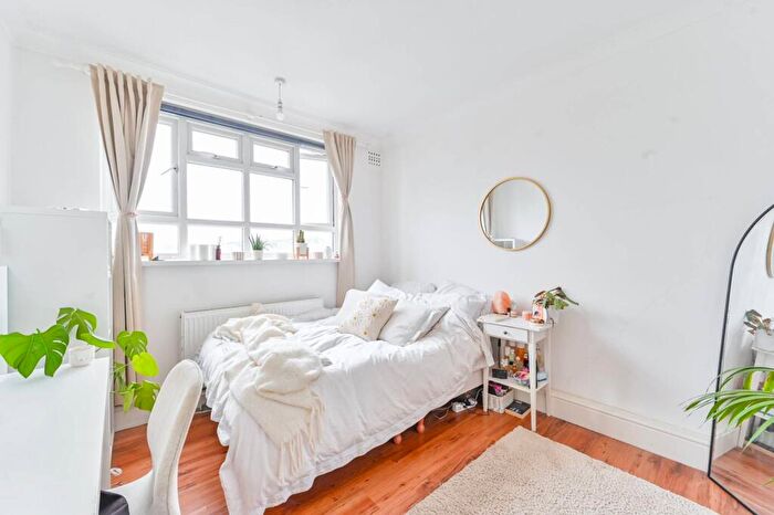 3 Bedroom Flat For Sale In Tyneham Close, Clapham, London, SW11