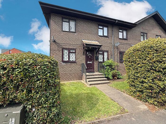 2 Bedroom Apartment For Sale In Holland Court, Biscot Road, Luton, Bedfordshire, LU3