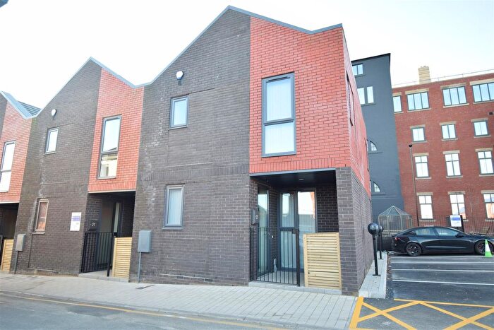 3 Bedroom End Terrace House To Rent In Gills Yard, Wakefield, WF1